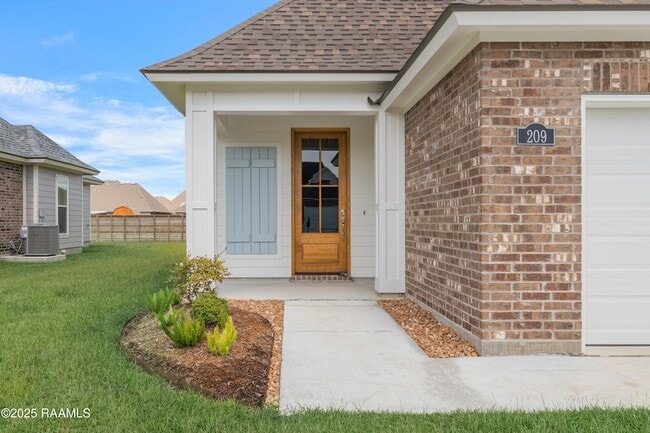 209 Bennington Ln in Youngsville, LA - Foto de edificio - Building Photo
