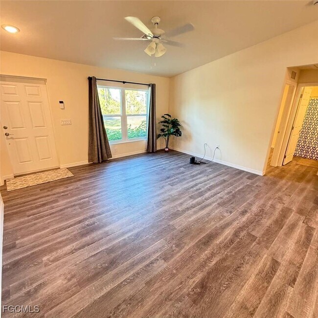 575 Oakshire Ln in Lehigh Acres, FL - Foto de edificio - Building Photo