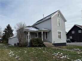 1013 Prospect St NW in New Philadelphia, OH - Building Photo