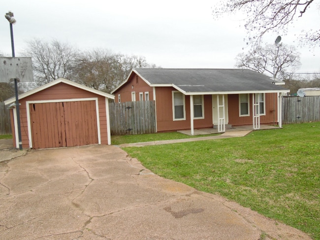 118 Robinson Rd in Freeport, TX - Foto de edificio - Building Photo