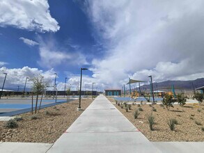 1671 Douglas Crk St in North Las Vegas, NV - Foto de edificio - Building Photo