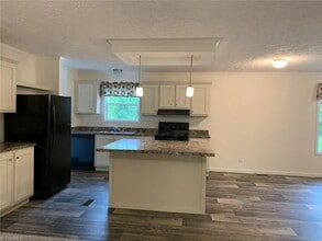 3735 Oakwood Dr in Greensboro, NC - Foto de edificio - Building Photo