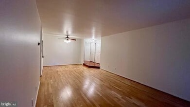 5904 Cove Landing Rd in Burke Centre, VA - Building Photo - Building Photo