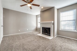 8750 Park Ln in Dallas, TX - Foto de edificio - Building Photo