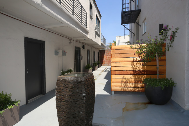 Alexandria Court Apartments in Los Angeles, CA - Building Photo - Building Photo