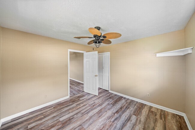 7102 Terrasso Dr in Hitchcock, TX - Building Photo - Building Photo