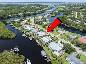 562 SW Pine Tree Ln in Palm City, FL - Building Photo - Building Photo