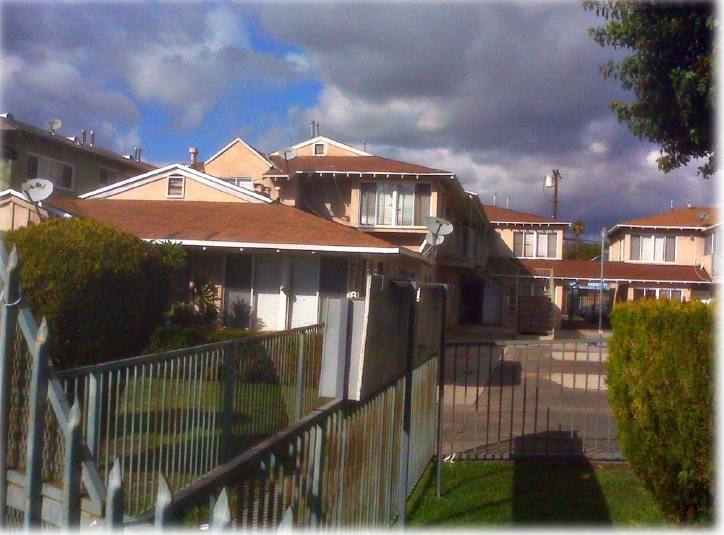 8712-8718 Parthenia Place in North Hills, CA - Foto de edificio