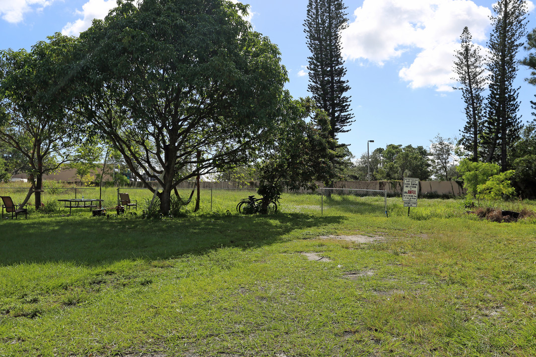 Patio Ct in Lake Worth, FL - Building Photo