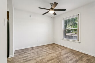 Cove Harbor Townhomes in Hampton, VA - Building Photo - Building Photo
