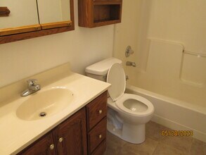 2015 Clay St, Unit Up in Cedar Falls, IA - Foto de edificio - Building Photo