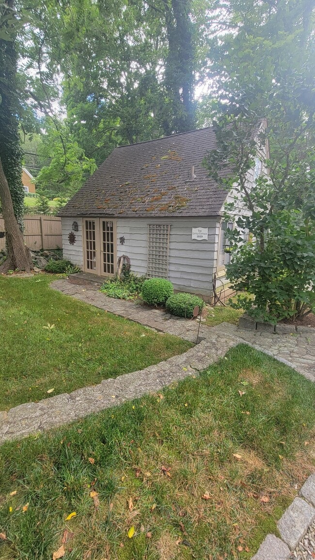 134 Godfrey Rd E in Weston, CT - Building Photo - Building Photo