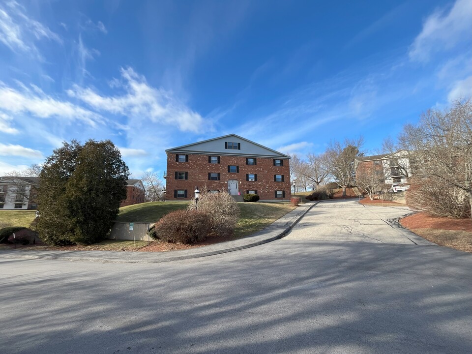 4 Fairview Ave in Derry, NH - Building Photo