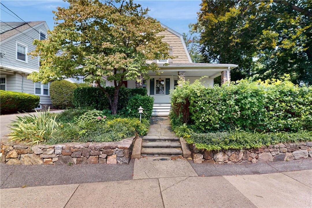 195 Larchmont Ave in Larchmont, NY - Building Photo