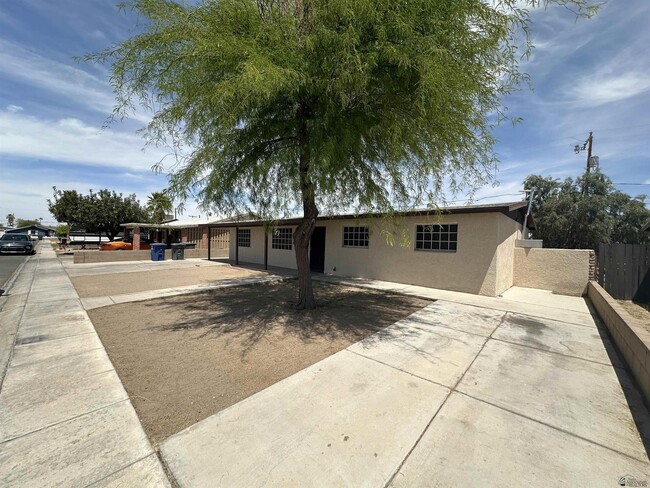 2645 S Nogales Ave in Yuma, AZ - Building Photo - Building Photo