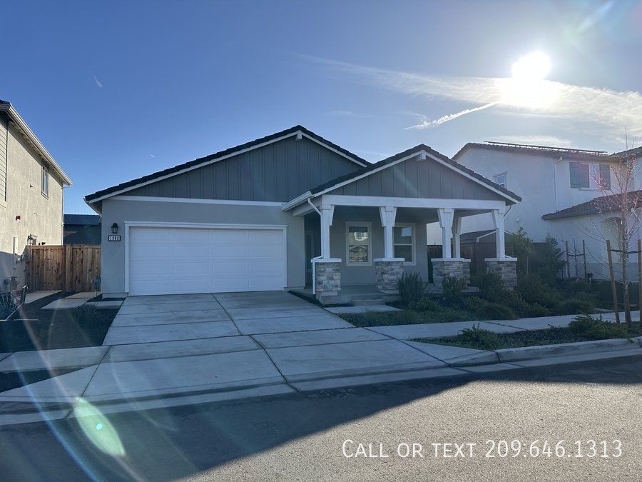 1383 Caravel Ct in Lathrop, CA - Building Photo