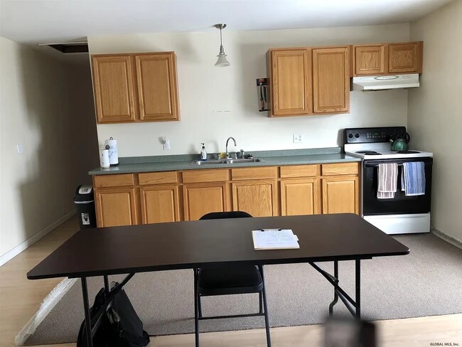 17 Potter Ave, Unit #2 in Granville, NY - Foto de edificio - Building Photo