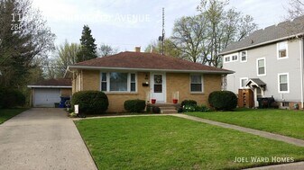 1107 W Springfield Ave in Champaign, IL - Building Photo