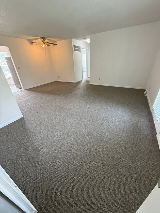 8608 Countryshire Ln in Kansas City, MO - Building Photo - Building Photo