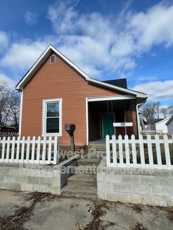 property at 826 W 2nd St