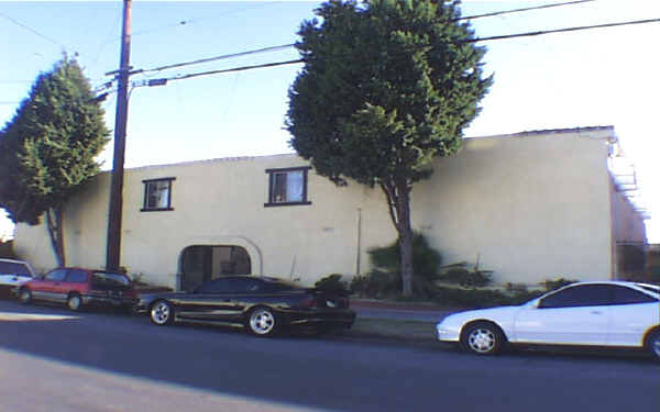 7370 Dinwiddie St in Downey, CA - Building Photo