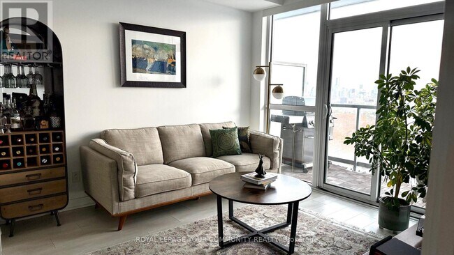 501 St Clair Ave W in Toronto, ON - Building Photo - Building Photo