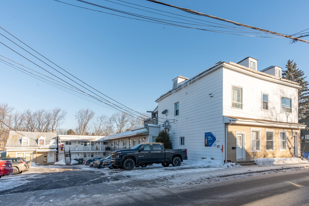 2371 Du Fleuve Ch in Lévis, QC - Building Photo