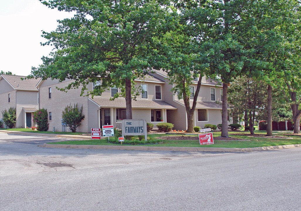 302 Fairway Cir in Springdale, AR - Building Photo