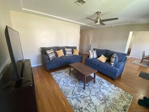 5442 San Onofre Terrace in San Diego, CA - Foto de edificio - Building Photo