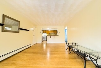 13 Silvestri Cir in Derry, NH - Foto de edificio - Building Photo