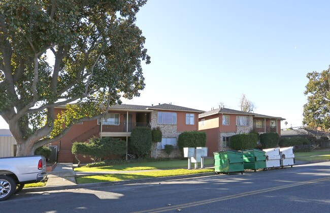 Stokes Street Apartments in San Jose, CA - Foto de edificio - Building Photo