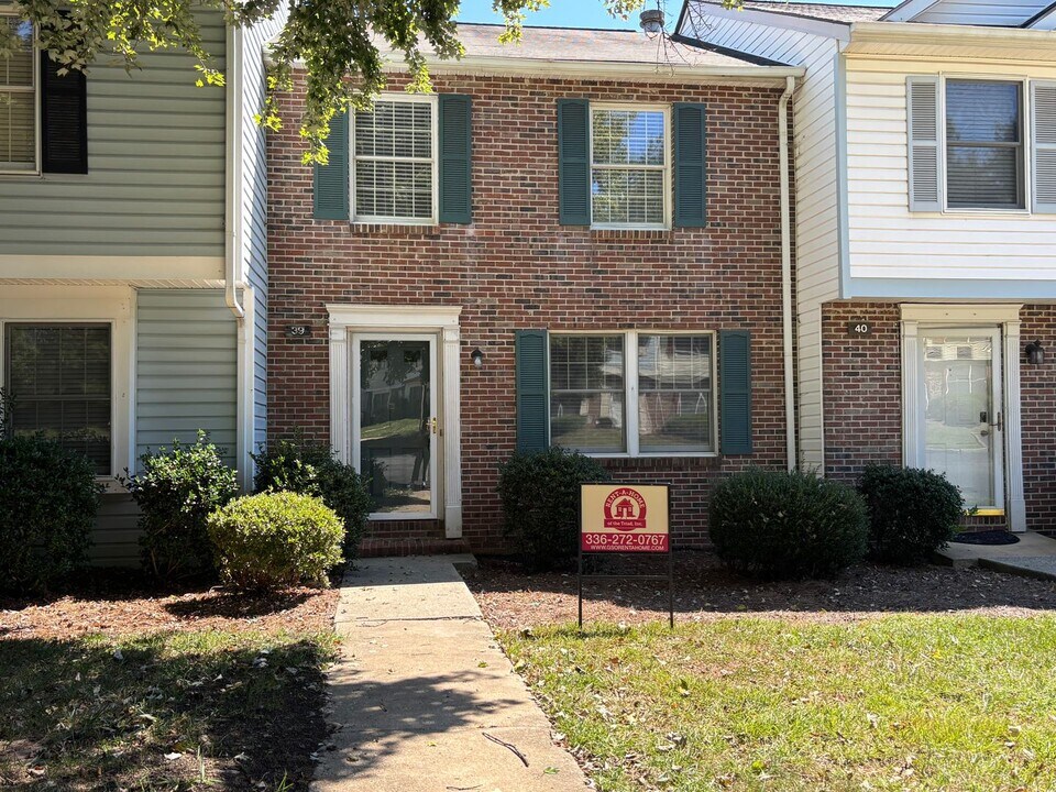 3703 Cotswold Terrace in Greensboro, NC - Building Photo
