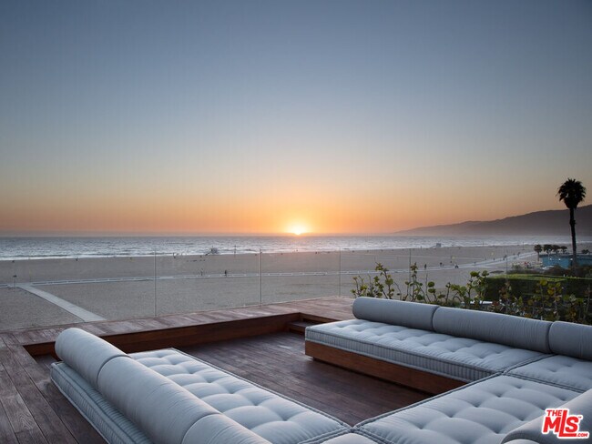 547 Palisades Beach Rd in Santa Monica, CA - Building Photo - Building Photo