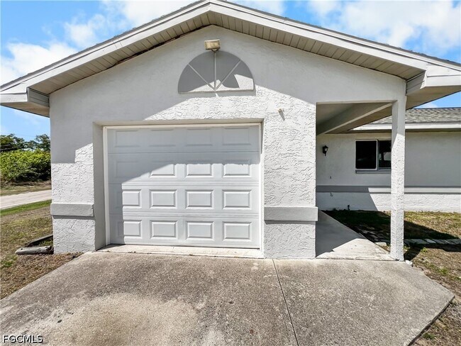 2704 Owen Ave S in Lehigh Acres, FL - Building Photo - Building Photo