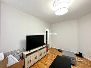 153 E Cottage St, Unit 1 in Boston, MA - Foto de edificio - Building Photo