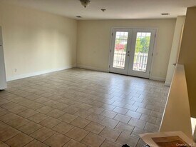 392 W Montauk Hwy in Lindenhurst, NY - Building Photo