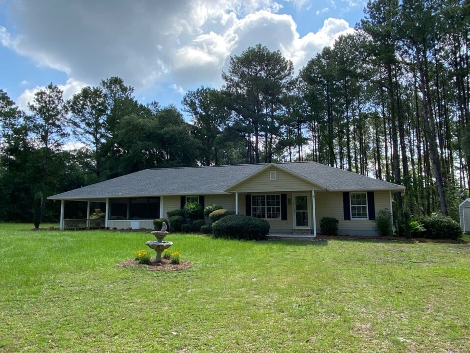 8664 97th Rd in Live Oak, FL - Building Photo