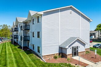 Country Court Apartments in Waukee, IA - Foto de edificio - Building Photo