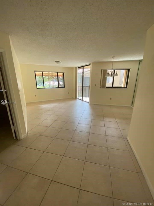 15499 N Miami Lakeway-Unit -209 in Miami Lakes, FL - Foto de edificio