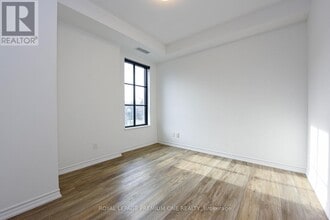 571 Prince Edward Dr N in Toronto, ON - Building Photo - Building Photo