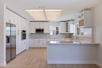 934 41st Ave NE in St. Petersburg, FL - Building Photo - Building Photo