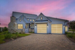 19517 Flying J Blvd in Spicewood, TX - Building Photo