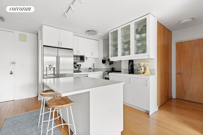 200 E 90th St in New York, NY - Building Photo - Building Photo