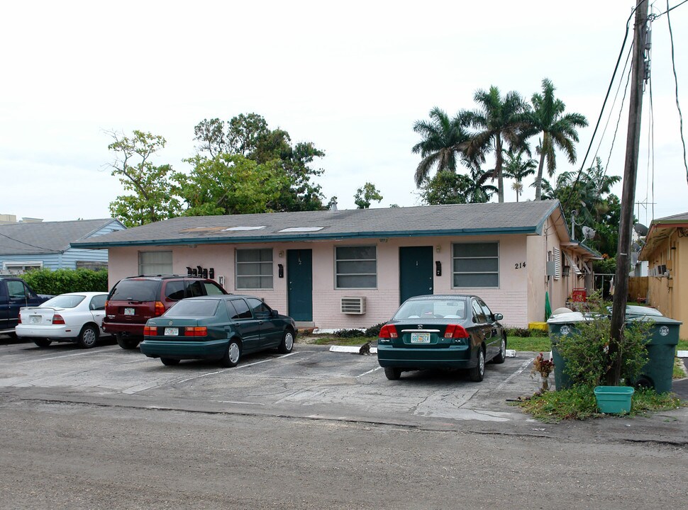 214 SE 8th St in Hallandale Beach, FL - Foto de edificio