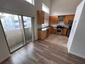 11312 Huston St, Unit 11 in Los Angeles, CA - Building Photo - Building Photo