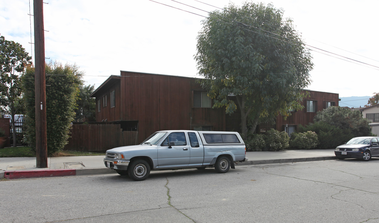 Town Horse Apartments in Glendale, CA - Building Photo