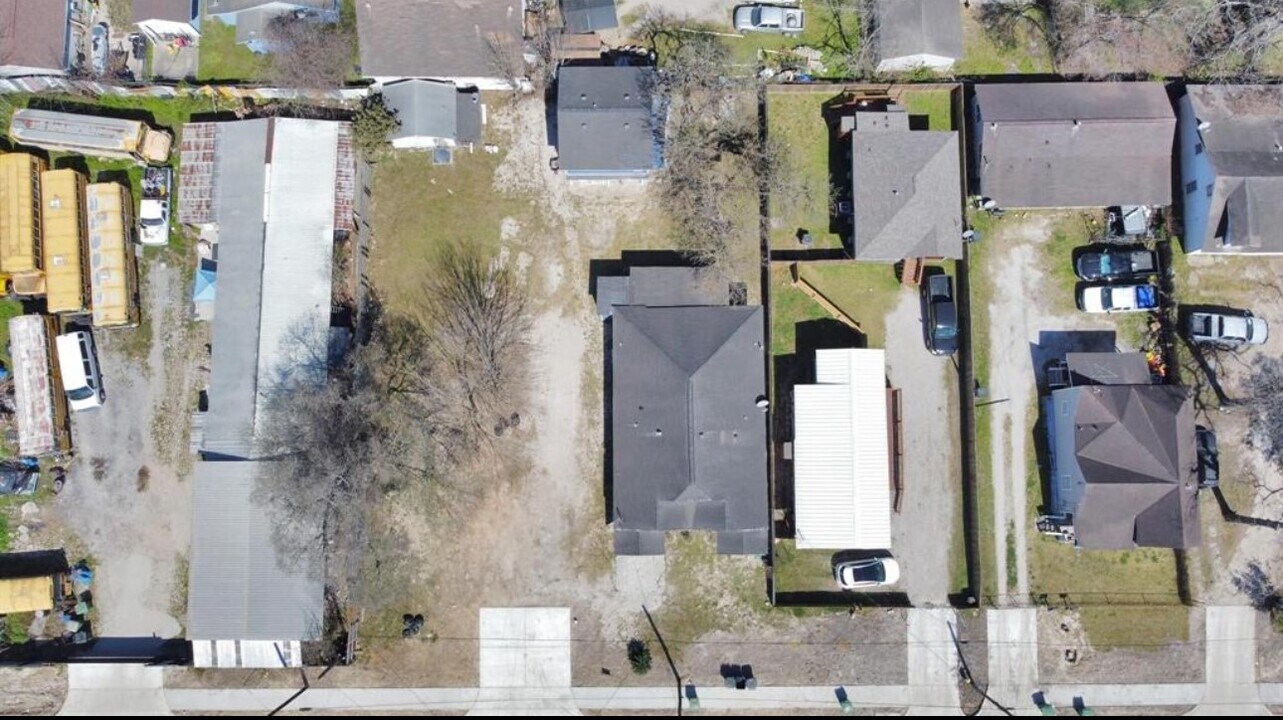 7919 Brays St in Houston, TX - Building Photo