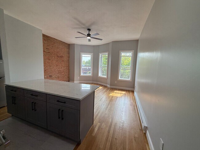 125 London St, Unit 3 in Boston, MA - Building Photo - Building Photo