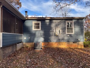 1013 Clayton Rd in Powhatan, VA - Foto de edificio - Building Photo