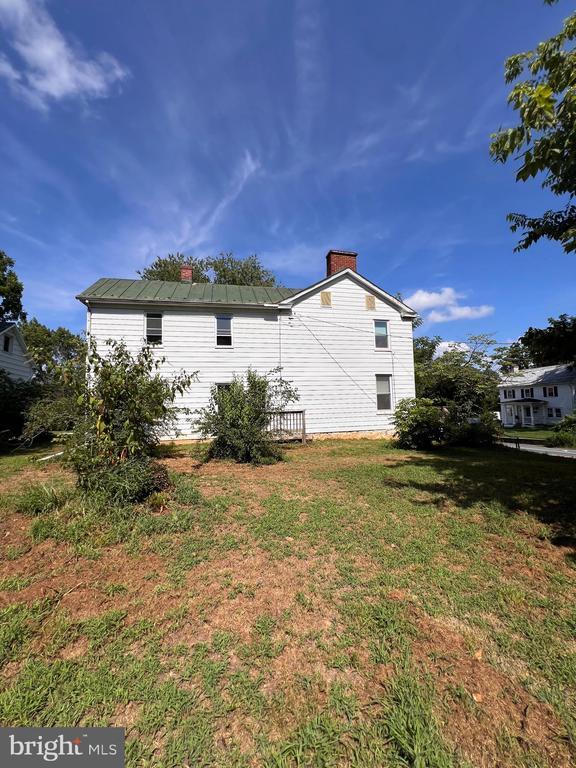 property at 704 W Washington St